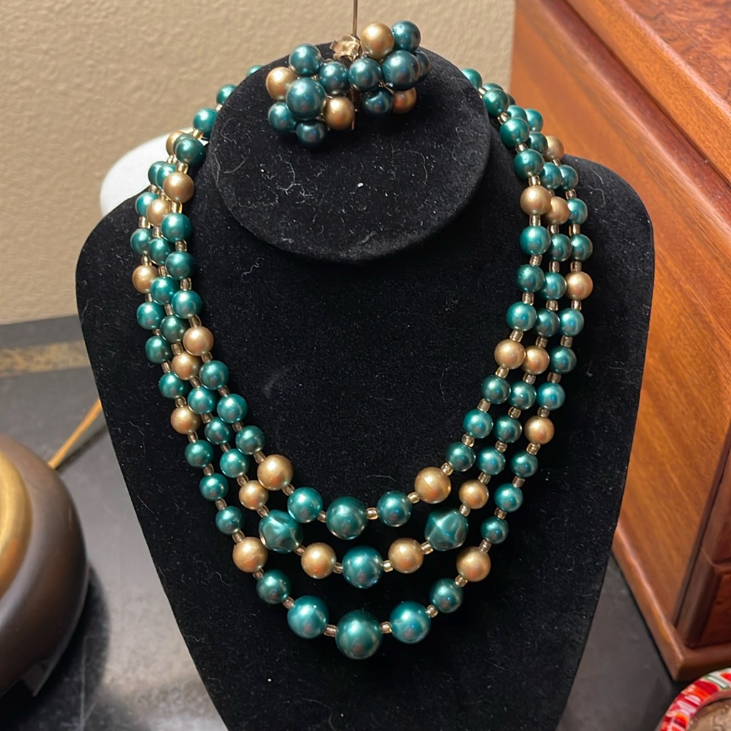 Vintage Japan Green And Gold Bead Beauties 38$